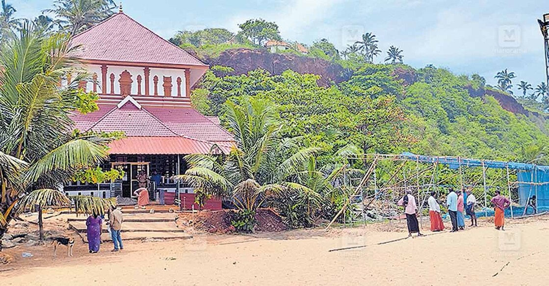 വർക്കല പാപനാശം ബലിമണ്ഡപത്തിനരികെ താൽക്കാലിക പന്തൽ പണിയുന്നു. കർക്കടക വാവ് ബലിതർപ്പണത്തിന്റെ ഒരുക്കങ്ങൾ അന്തിമഘട്ടത്തിലാണ്.  