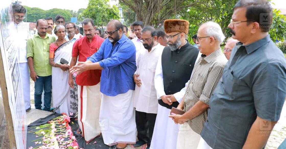 വയനാട് ഉരുൾപൊട്ടലില്‍ മരിച്ചവർക്ക് സിഎംപി തിരുവനന്തപുരം ജില്ലാ കമ്മിറ്റിയുടെ ആഭിമുഖ്യത്തിൽ രക്ഷസാക്ഷി മണ്ഡപത്തിന് മുൻപിൽ ആദരാഞ്ജലികൾ അർപ്പിക്കുന്നു. 