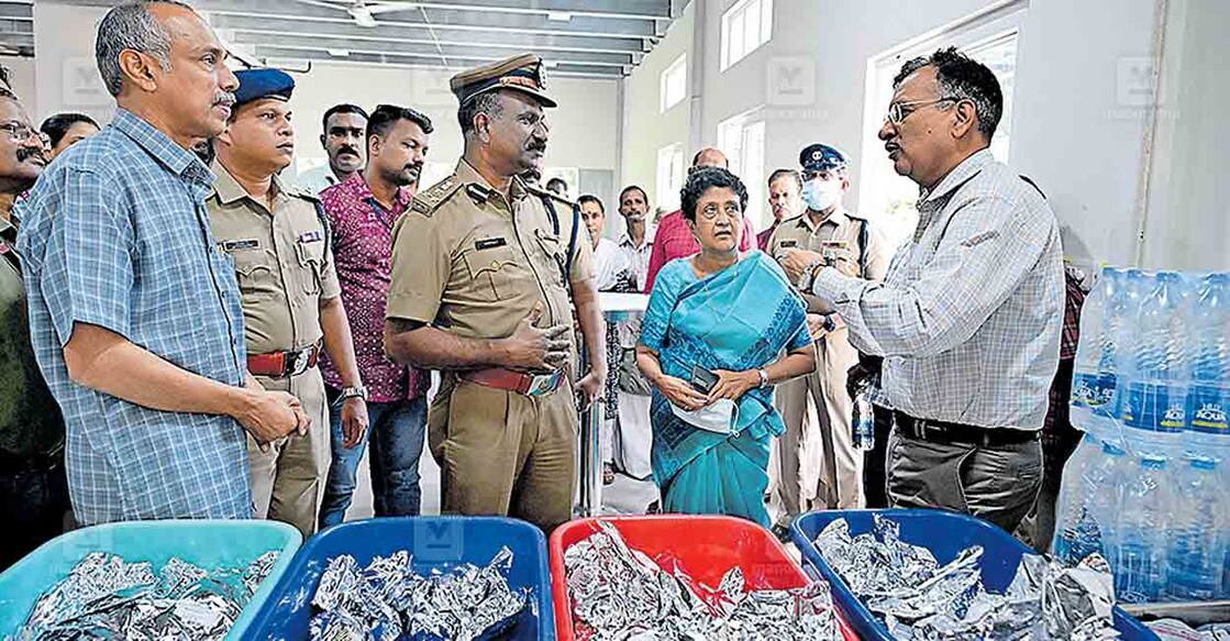 ആർസിസിയിൽ ചികിത്സയ്ക്കെത്തുന്നവർക്കായി കുറഞ്ഞ നിരക്കിൽ ഉച്ചയൂണ് വിതരണം ചെയ്യുകയെന്ന ഉദ്ദേശ്യത്തോടെ ജയിൽ വകുപ്പിന്റെ ഫ്രീഡം ഫുഡ് ഫാക്ടറിയിൽ നിന്നുള്ള പൊതിച്ചോറ് വിതരണം ഉദ്ഘാടനം ജയിൽ മേധാവി ബൽറാം കുമാർ ഉപാധ്യായ നിർവഹിക്കുന്നു. ചിത്രം: മനോരമ 