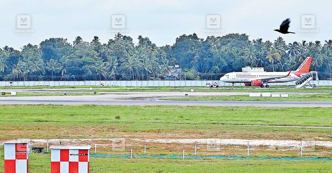 aeroplane ബോംബ് ഭീഷണിയെത്തുടർന്ന് മുംബൈ-തിരുവനന്തപുരം എയർ ഇന്ത്യ വിമാനം തിരുവനന്തപുരം രാജ്യാന്തര വിമാനത്താവളത്തിൽ അടിയന്തര ലാൻഡിങ് നടത്തി യാത്രക്കാരെ ഒഴിപ്പിച്ച ശേഷം വിമാനത്താവളത്തിലെ ഒഴിഞ്ഞ ഭാഗത്തേക്ക് പരിശോധനയ്ക്കായി എത്തിച്ചപ്പോൾ.