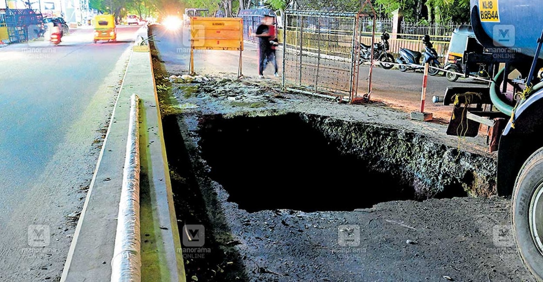 സായാഹ്ന സവാരിക്കെത്തിയ ആൾ അപകടത്തിൽപ്പെട്ടതിനു പിന്നാലെ മാനവീയം വീഥിക്ക് സമീപത്തെ കുഴിക്ക് ചുറ്റും ബാരിക്കേഡ് നിരത്തിയിരിക്കുന്നു.  