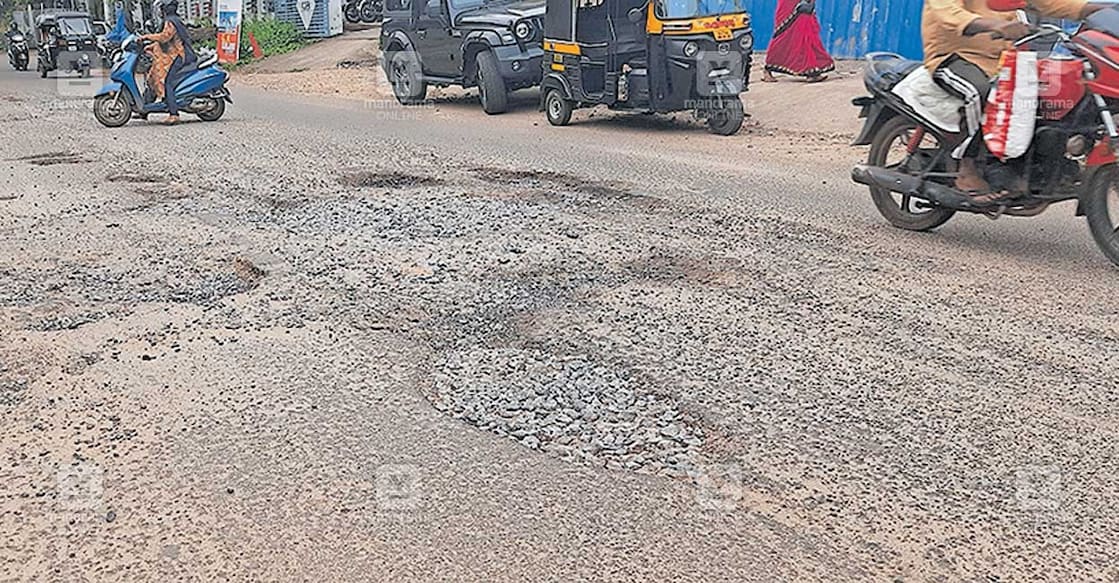 കുഴികൾ നിറഞ്ഞ കാട്ടാക്കട–ചൂണ്ടുപലക റോഡ്.  