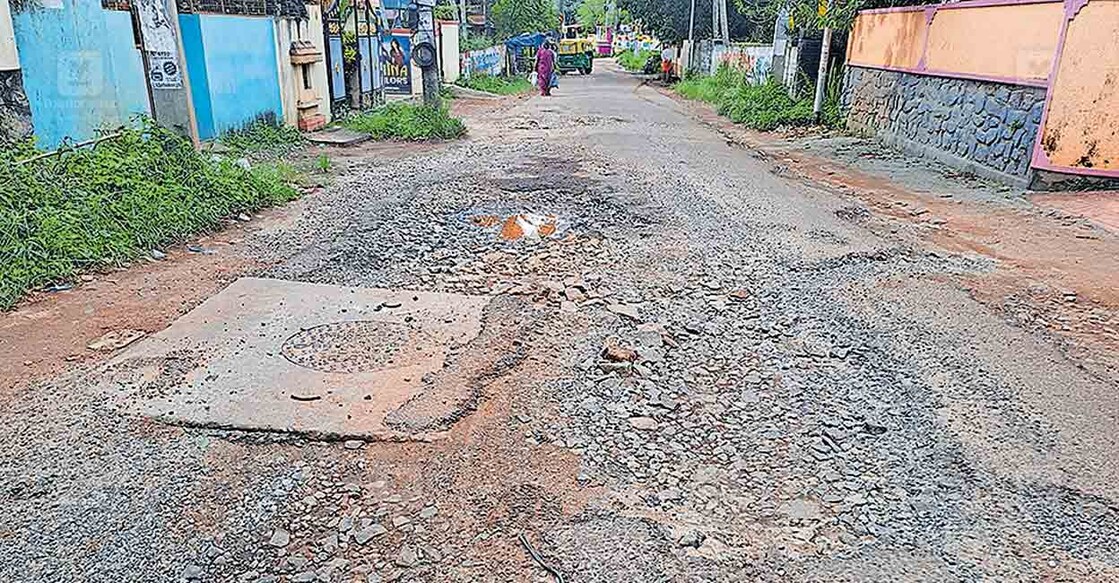 ശോച്യാവസ്ഥയിലായ കോവളം–കെഎസ് റോഡ്