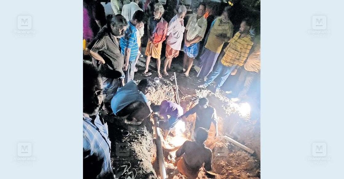 ജലവിതരണം മുടങ്ങുന്നതിൽ പ്രതിഷേധിച്ച് സിപിഎം കൗൺസിലർമാരുടെ നേതൃത്വത്തിൽ രാത്രി മേട്ടുക്കട ജംക്ഷനിൽ സ്ത്രീകളടക്കം നൂറോളം പേർ ജലഅതോറിറ്റി ഉദ്യോഗസ്ഥരെ തടഞ്ഞു വച്ച് റോഡ് ഉപരോധിച്ചപ്പോൾ