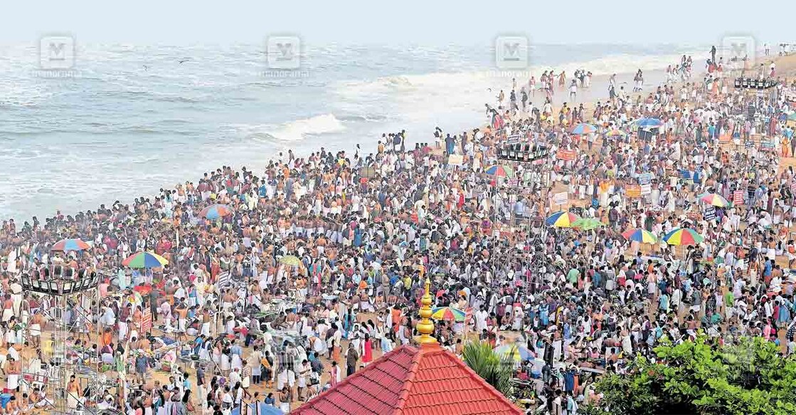 മോക്ഷതീരം...  വർക്കല പാപനാശം കടപ്പുറത്ത് കർക്കടകവാവു ദിനത്തിൽ ബലിതർപ്പണം നടത്താനെത്തിയ ആയിരങ്ങൾ. 
ചിത്രം: റിങ്കുരാജ് മട്ടാഞ്ചേരിയിൽ / മനോരമ  