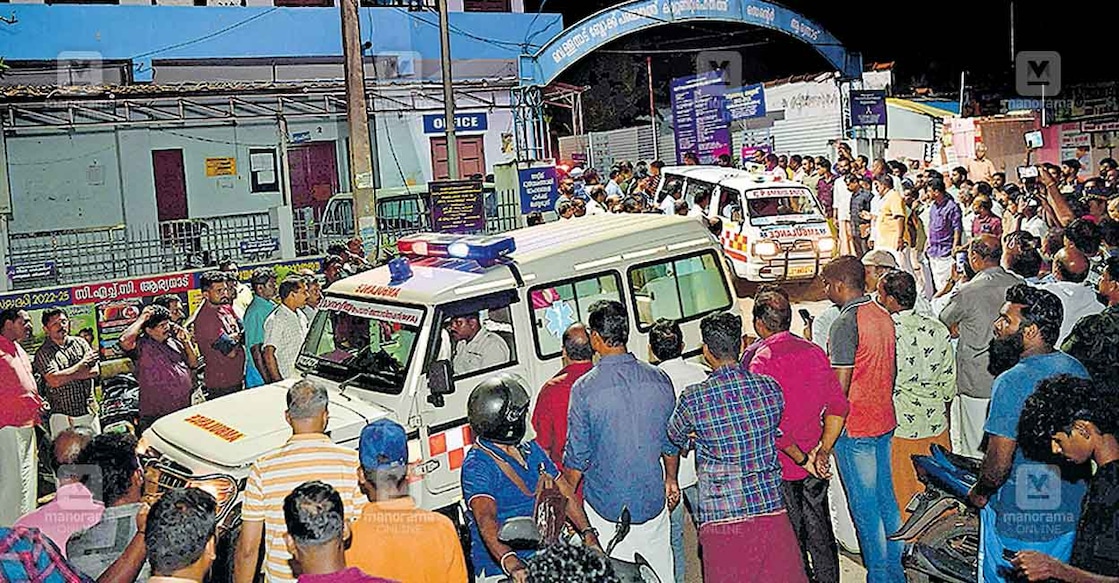 ആര്യനാട് സാമൂഹിക കേന്ദ്രത്തിൽ എത്തിച്ച മൃതദേഹങ്ങൾ ഇൻക്വസ്റ്റിനു ശേഷം മെഡിക്കൽ കോളജിലേക്കു കൊണ്ടുപോകുന്നു 