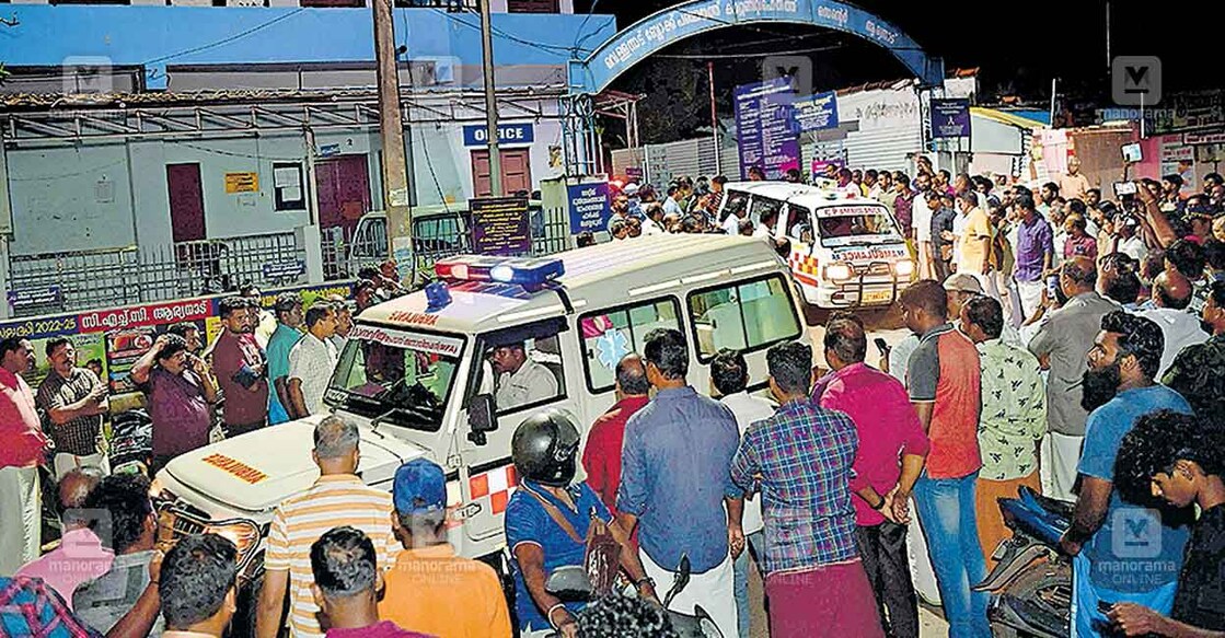 thiruvanathapuram-ambulance ആര്യനാട് സാമൂഹിക കേന്ദ്രത്തിൽ എത്തിച്ച മൃതദേഹങ്ങൾ ഇൻക്വസ്റ്റിനു ശേഷം മെഡിക്കൽ കോളജിലേക്കു കൊണ്ടുപോകുന്നു