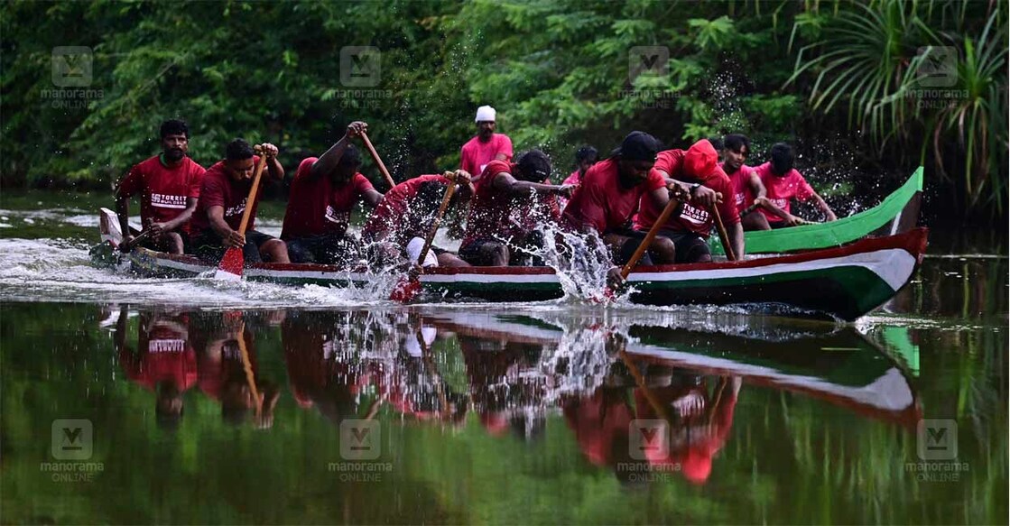 പുതുക്കുളങ്ങര ജനസേവ ചാരിറ്റബിൾ സെ‌ാസൈറ്റിയുടെ വാർഷികത്തിന്റെ ഭാഗമായി നടത്തിയ വള്ളംകളി മത്സരം.ചിത്രം: ശ്രീലക്ഷ്മി ശിവദാസ് ∙ മനോരമ