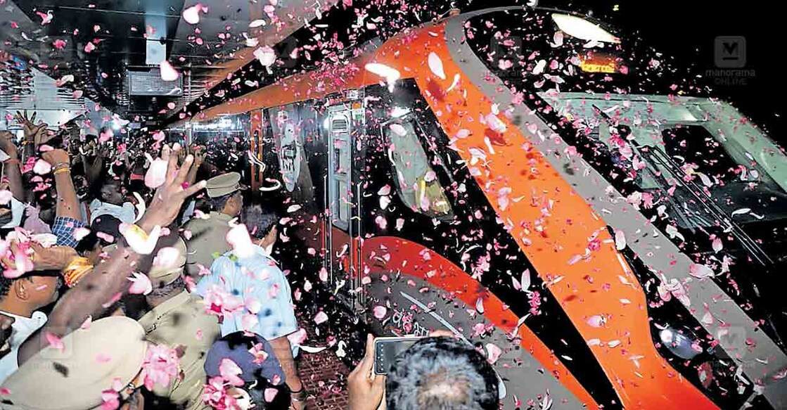 thiruvananthaputam-chennai-egmoor-nagercoil-junction-vande-bharat-train പുതുതായി സർവീസ് ആരംഭിച്ച ചെന്നൈ എഗ്മൂർ– നാഗർകോവിൽ ജംക്ഷൻ വന്ദേഭാരത് ട്രെയിനിന് ശനിയാഴ്ച രാത്രി വൈകി നാഗർ കോവിൽ ജംക്ഷനിൽ സ്വീകരണം നൽകിയപ്പോൾ.