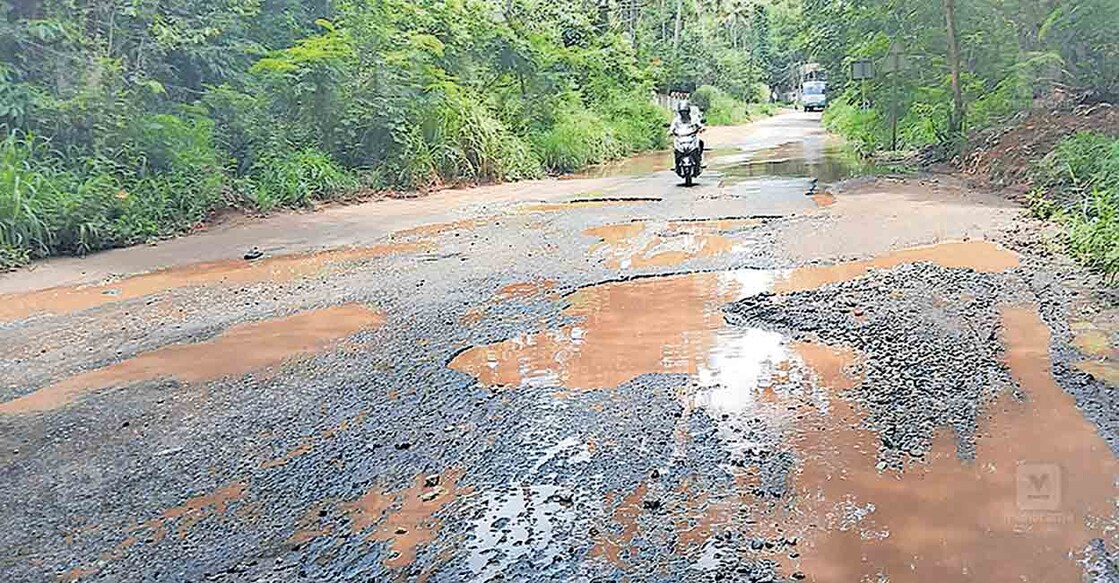 മംഗലപുരം കാരമൂട്ടിൽ റോഡിൽ രൂപപ്പെട്ട വൻകുഴികൾ   
