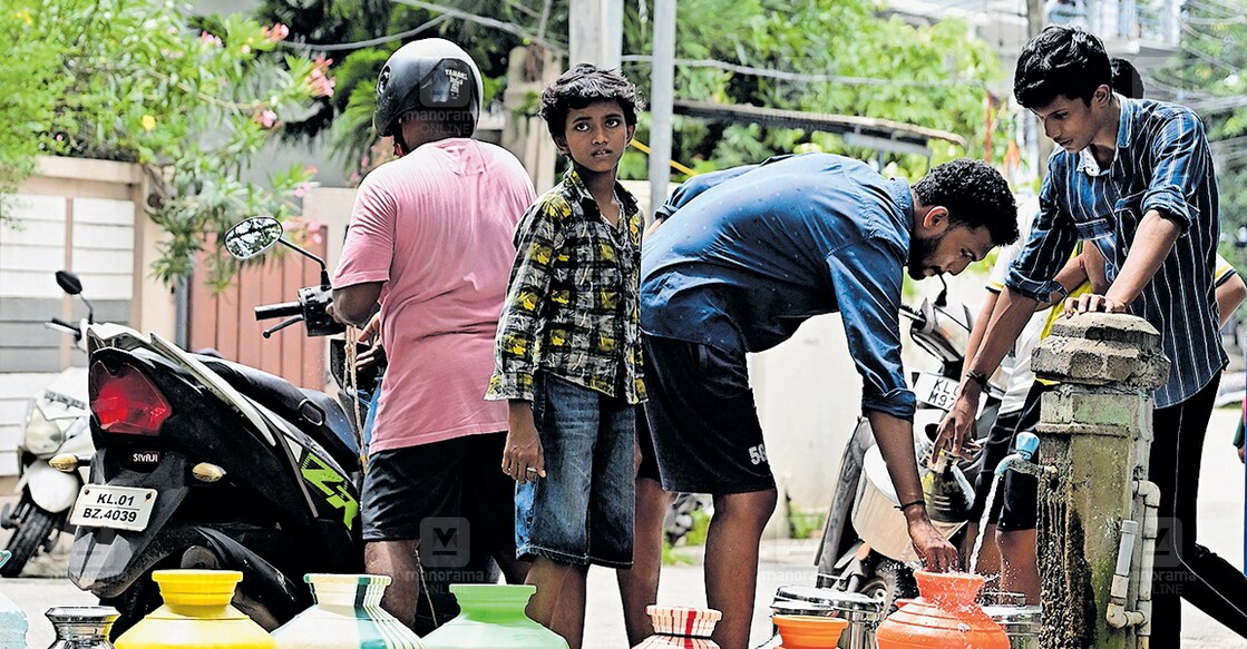 കിള്ളിപ്പാലം ഭാഗത്ത് പൈപ്പിലൂടെ വരുന്ന വെള്ളം ശേഖരിക്കുന്നതിനായി വരി നിൽക്കുന്നവർ.ചിത്രം: മനോരമ  
