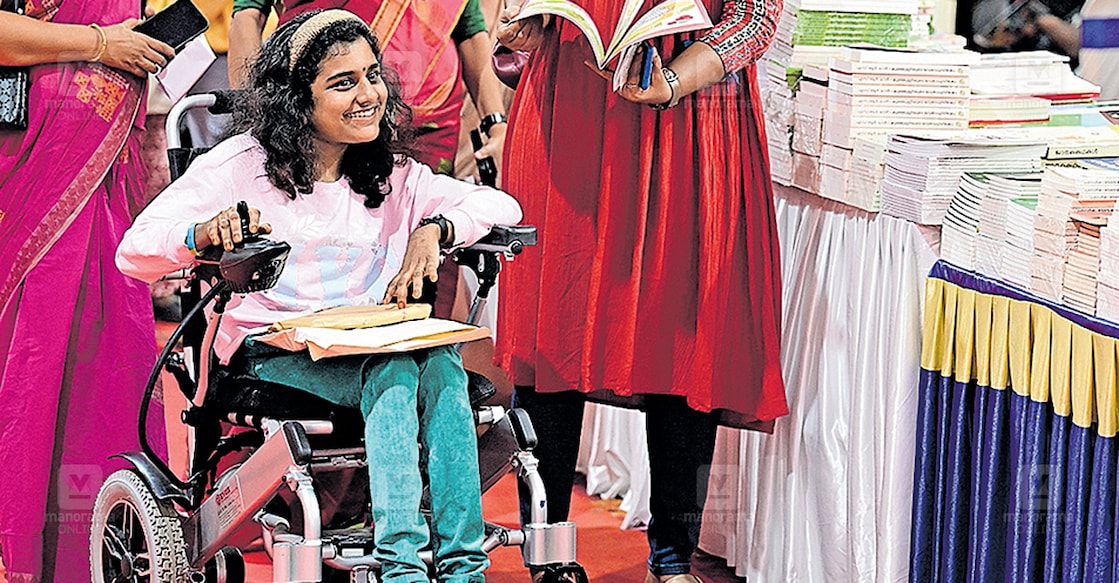 നമിത എന്ന ഫിലോസഫി വിദ്യാർഥിനിക്ക്, എഴുത്തുകാരെയും പുസ്തകങ്ങളേയും പരിചയപ്പെടാനുളള പാലം അമ്മയുടെ ശബ്ദമാണ്. അറ്റാക്സിയ എന്ന രോഗം പിടിപെട്ടതിനു ശേഷം കാഴ്ച പരിമിതി ഉൾപ്പെടെയുള്ള ബുദ്ധിമുട്ടുകൾ അലട്ടുന്ന നമിതയ്ക്ക് അമ്മ വിജിയാണ് പുസ്തകങ്ങൾ വായിച്ചു കൊടുക്കുന്നത്. കേരള നിയമസഭാ രാജ്യാന്തര പുസ്തകോത്സവത്തി‍ൽ പുസ്തകങ്ങൾ തിരഞ്ഞെടുക്കാൻ എത്തിയതാണ് ഇരുവരും. ചിത്രം: ശ്രീലക്ഷ്മി ശിവദാസ്/ മനോരമ 