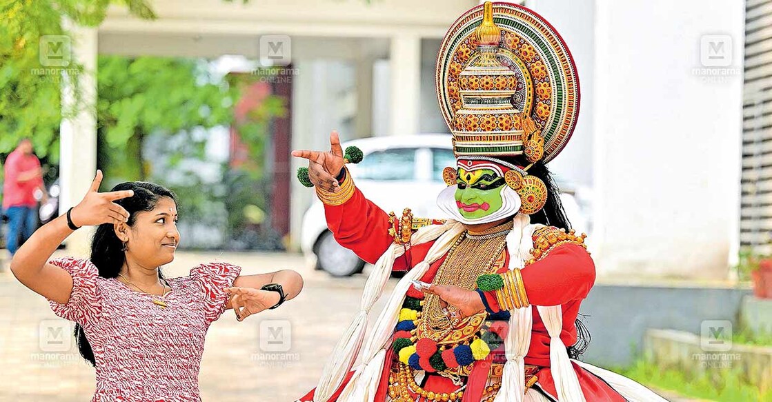 thiruvanathapuram-kathakali സാരംഗ് അമ്പാടി സഹോദരി സാധികയ്ക്കൊപ്പം.