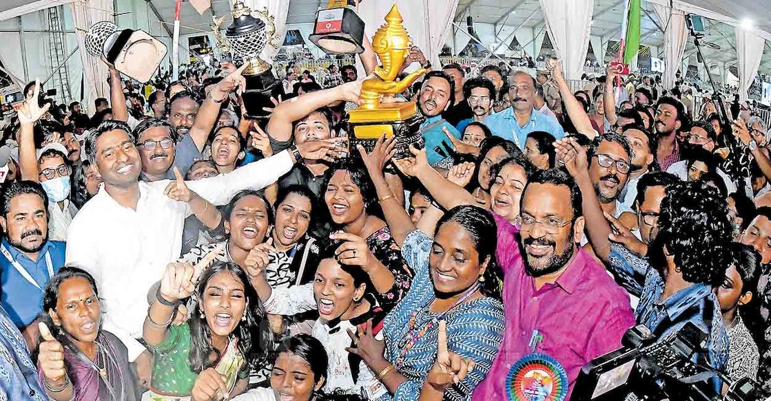 thiruvananthapuram-state-school-kalolsavam-winner-thrissur-team സന്തോഷപ്പൂരം: തിരുവനന്തപുരത്തു നടന്ന സംസ്ഥാന സ്കൂൾ കലോത്സവത്തിൽ ഓവറോൾ ചാംപ്യന്മാരായ തൃശൂർ ജില്ലാ ടീം സ്വർണക്കപ്പുമായി ആഹ്ലാദത്തിൽ. തൃശൂർ കലക്ടർ അർജുൻ പാണ്ഡ്യൻ, തൃശൂർ ഡിഡിഇ എ.കെ.അജിതകുമാരി, മന്ത്രി കെ.രാജൻ എന്നിവർ സമീപം. ചിത്രം: എം.ടി. വിധുരാജ് / മനോരമ