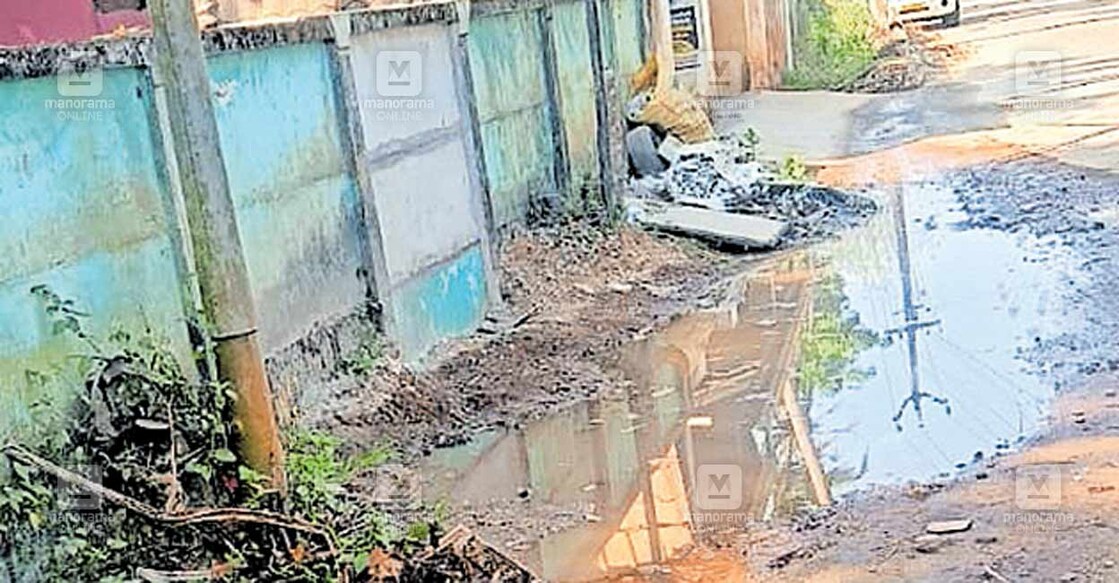കോട്ടൂർ 
കാവടിമൂല റേഷൻ 
കടയ്ക്കു 
മുന്നിൽ പൈപ്പ് 
പൊട്ടി ജലം 
പാഴാകുന്നു.  