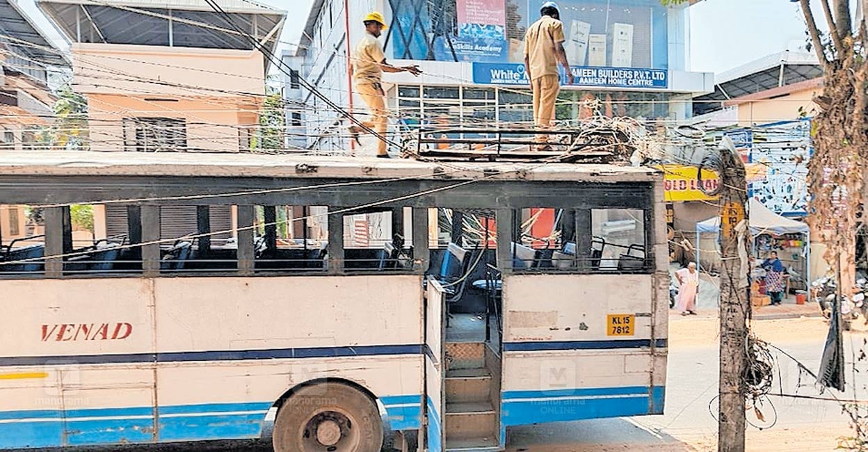 Sndp Bus കെഎസ്ആർടിസി ബസിന് മുകളിൽ വൈദ്യുത പോസ്റ്റ് ഒടിഞ്ഞുവീണു | Potthankod ...