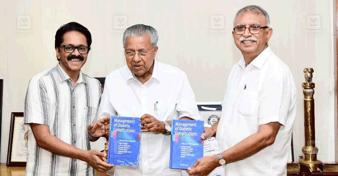 ‘മാനേജ്മെന്റ് ഓഫ് ഡയബറ്റിക് കോംപ്ലിക്കേഷൻസ്: എ ടീം ബേസ്‌ഡ് അപ്രോച്’ പുസ്തകം മുഖ്യമന്ത്രി പിണറായി വിജയൻ പ്രകാശനം ചെയ്യുന്നു.