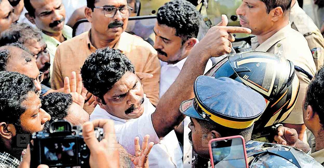 തിരുവനന്തപുരത്ത് എൻജിഒ അസോസിയേഷൻ സംസ്ഥാന സമിതി ഓഫിസിലെത്തിയ ജാഫർഖാൻ അനുകൂലികളെ പൊലീസ് തടഞ്ഞപ്പോൾ. ചിത്രം: മനോരമ  
