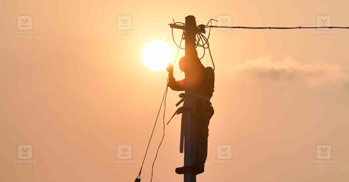 KSEB Lineman, Electric Post | File Photo: Josekutty Panackal / MANORAMA