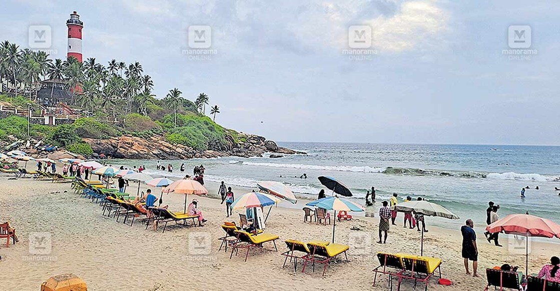കോവളം ലൈറ്റ് ഹൗസ് തീരത്ത് വിദേശ–സ്വദേശ സഞ്ചാരികളുടെ തിരക്ക്.  