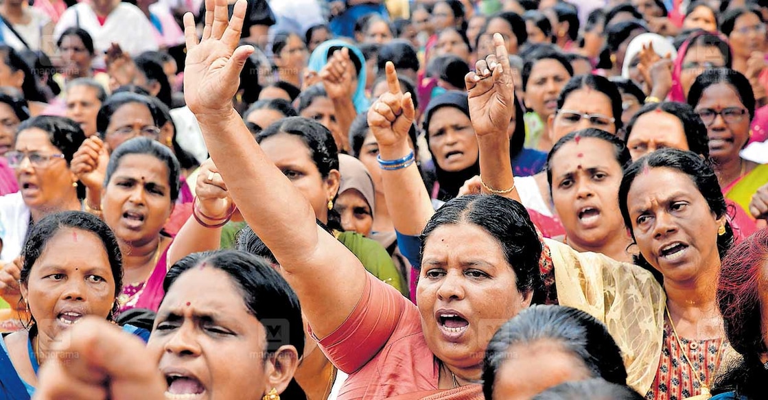 സങ്കടവനിതകൾ... ഓണറേറിയം വർധിപ്പിക്കുക, വേതന കുടിശിക ഉടൻ നൽകുക തുടങ്ങിയ ആവശ്യങ്ങൾ ഉന്നയിച്ചു തിരുവനന്തപുരത്ത് സെക്രട്ടേറിയറ്റിനു മുന്നിൽ രാപകൽ സമരം നടത്തുന്ന ആശാ വർക്കർമാർ രാജ്യാന്തര വനിതാ ദിനത്തിൽ നടത്തിയ വനിതാ സംഗമത്തിൽ നിന്ന്. ചിത്രം: ജെ.സുരേഷ് / മനോരമ  
