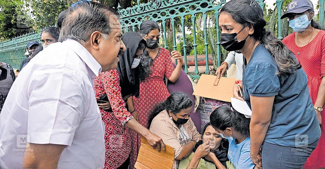 strike-issue നിയമനം ആവശ്യപ്പെട്ട് ഓൾ കേരള വിമൻ സിവിൽ പൊലീസ് ഓഫിസർ റാങ്ക് ഹോൾഡേഴ്സ് സെക്രട്ടേറിയറ്റിന് മുന്നിൽ നടത്തുന്ന അനിശ്ചിതകാല നിരാഹാര സമരത്തിനിടെ കുഴഞ്ഞുവീണ തൃശൂർ സ്വദേശിനി ഹനീനയെ ആംബുലൻസ് എത്താൻ വൈകിയതോടെ കോൺഗ്രസ് നേതാവ് രമേശ് ചെന്നിത്തലയുടെ വാഹനത്തിൽ ആശുപത്രിയിലേക്കു മാറ്റാൻ ആവശ്യപ്പെടുന്നു. ചിത്രം: ശ്രീലക്ഷ്മി ശിവദാസ്∙ മനോരമ