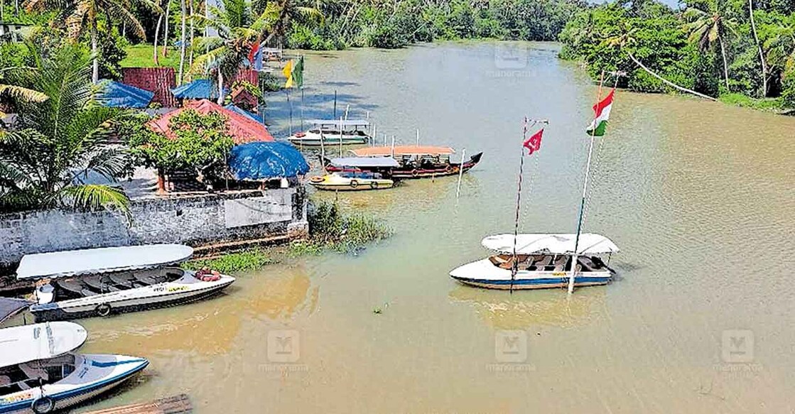 നെയ്യാറിൽ സർവീസ് നടത്തുന്ന ബോട്ടുകൾ. പൂവാർ പാലത്തിൽ നിന്നുള്ള ദൃശ്യം.  
