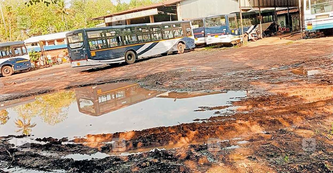 വെഞ്ഞാറമൂട് കെഎസ്ആർടിസി ഗാരിജ്  വേനൽ മഴയിൽ വെള്ളം നിറഞ്ഞ നിലയിൽ.  

