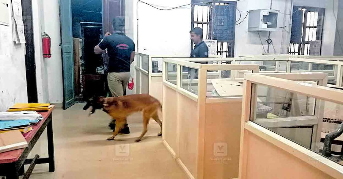 ആറ്റിങ്ങൽ എംഎസിടി കോടതിയിൽ ഡോഗ് സ്ക്വാഡ് പരിശോധന നടത്തുന്നു.  