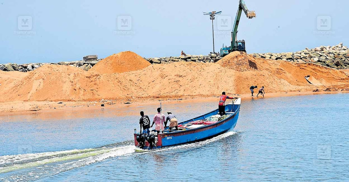 ns1-1-trivandrum-muthalappozhi-soil മണ്ണുമാന്തി യന്ത്രം ഉപയോഗിച്ച് മുതലപ്പൊഴി അഴിമുഖത്ത് മൂടിയ മണ്ണ് നീക്കം ചെയ്യുന്നു. ചിത്രം: മനോരമ