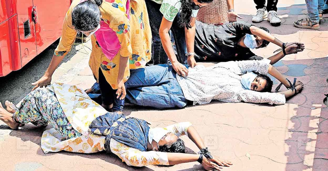 ns3-trivandrum-women-cpo-protest നിയമനം നടത്തണമെന്നാവശ്യപ്പെട്ട് സെക്രട്ടേറിയറ്റിനു മുന്നിൽ അനിശ്ചിതകാല സമരം നടത്തുന്ന വനിതാ സിവിൽ പൊലീസ് ഓഫിസേഴ്സ് റാങ്ക് പട്ടികയിലുള്ളവർ കയ്യും കാലും കെട്ടി നടത്തിയ ശയനപ്രദക്ഷിണം. ചിത്രം: മനോരമ.