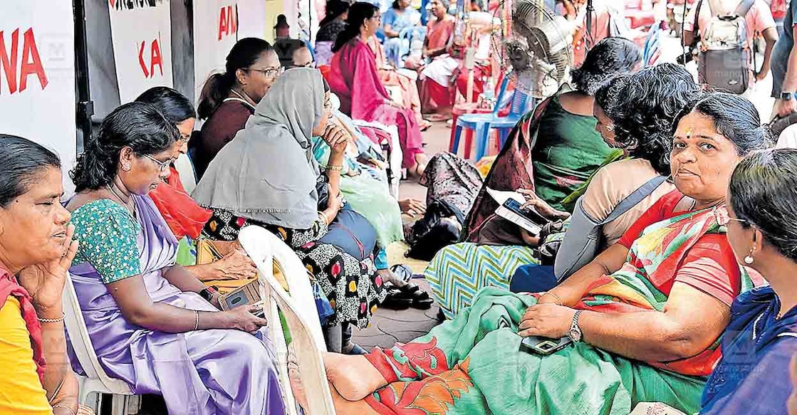 thiruvananthapuram-asha-workers-strike ഓണറേറിയം വർധിപ്പിക്കണമെന്നാവശ്യപ്പെട്ട് സെക്രട്ടേറിയറ്റിനു മുന്നിൽ സമരം നടത്തുന്ന കേരള ആശ ഹെൽത്ത് വർക്കേഴ്സ് പ്രവർത്തകർ. ചിത്രം: മനോരമ.