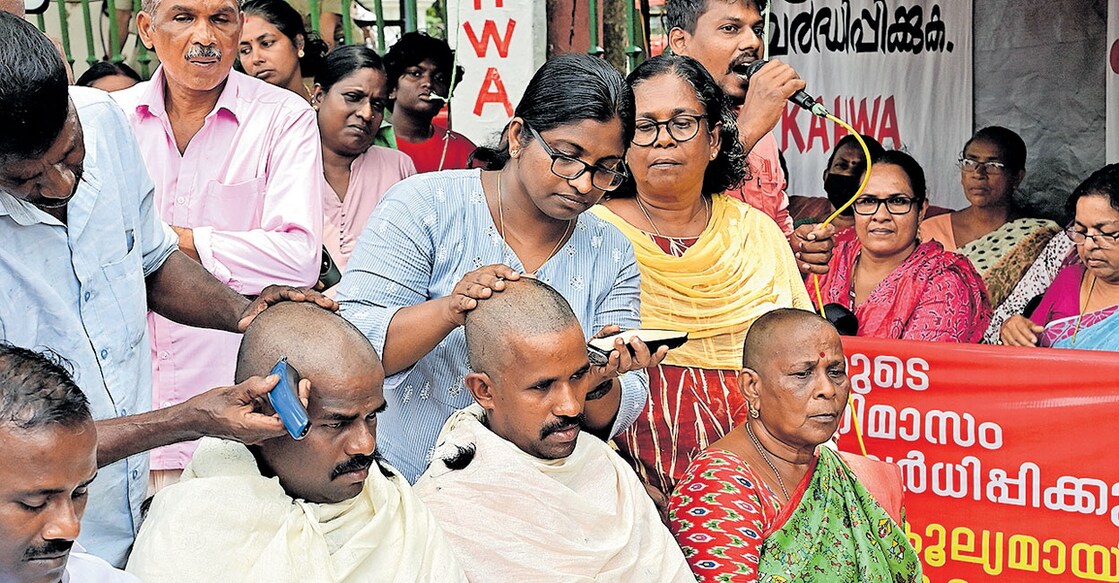 ഓണറേറിയം വർധിപ്പിക്കണമെന്നാവശ്യപ്പെട്ട് സെക്രട്ടേറിയറ്റിനു മുന്നിൽ നിരാഹാരം കിടക്കുന്ന ആശാ 
വർക്കർമാർക്ക് ഐക്യദാർഢ്യം പ്രകടിപ്പിച്ച് ഒറ്റശേഖരമംഗലത്തു നിന്നുള്ള കോൺഗ്രസ് ഭാരവാഹികൾ 
തല മുണ്ഡനം ചെയ്യുന്നു. കഴിഞ്ഞ ദിവസം മുടി വെട്ടിയ ആശ പ്രവർത്തകയാണ് സമീപം. ചിത്രം: മനോരമ