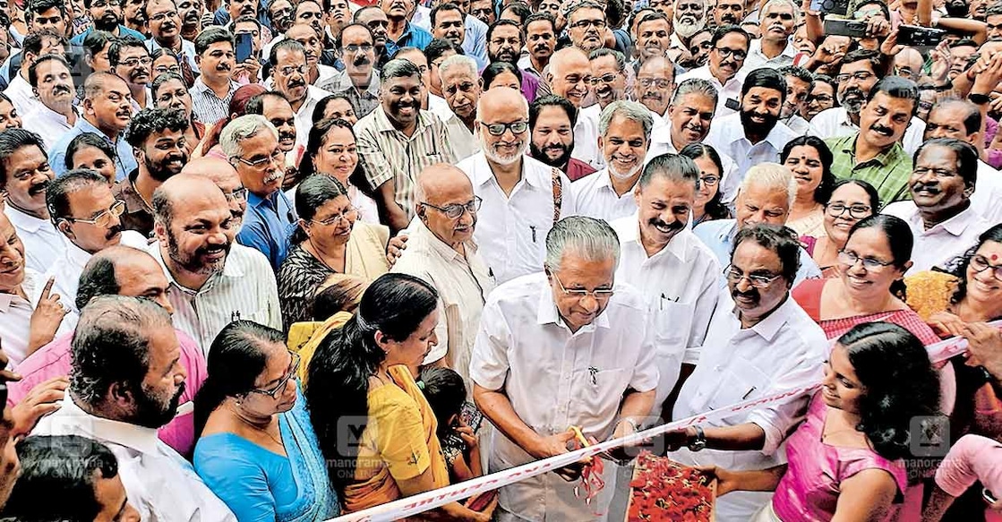 തിരുവനന്തപുരത്ത് സിപിഎം സംസ്ഥാന കമ്മിറ്റിയുടെ പുതിയ ഓഫിസ് ‘എകെജി സെന്റർ’ മുഖ്യമന്ത്രി പിണറായി വിജയൻ ഉദ്ഘാടനം 
ചെയ്യുന്നു. വി.ശിവൻകുട്ടി, പി.കെ.ശ്രീമതി, ഇ.എം.രാധ, പി.രാജീവ്, തോമസ് ഐസക്, ബിനോയ് വിശ്വം, പി.സതീദേവി, എസ്.രാമചന്ദ്രൻപിള്ള, എം.എ.ബേബി, എ.വിജയരാഘവൻ, എം.വി.ഗോവിന്ദൻ, എം.വി.ജയരാജൻ, എ.കെ.ബാലൻ, കെ.കെ.ശൈലജ തുടങ്ങിയവർ സമീപം.
ചിത്രം: മനോരമ.  