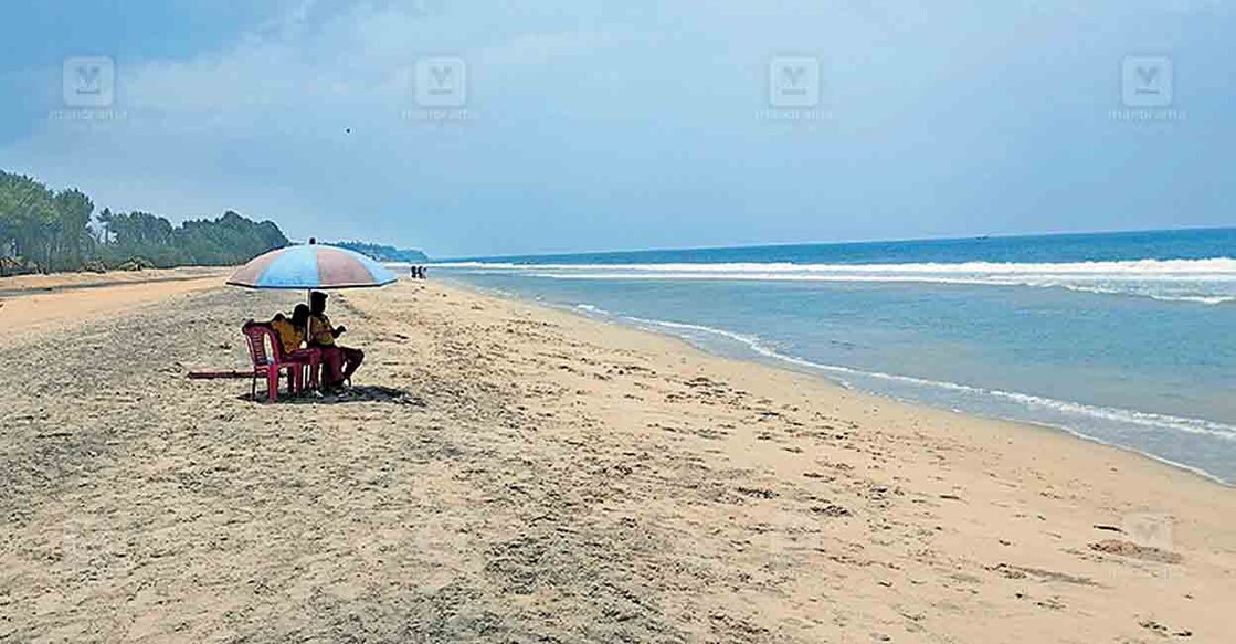thiruvananthapuram-beach ഒട്ടേറെ പേരുടെ ജീവനെടുത്ത ഇടവ കാപ്പിൽ പൊഴിമുഖം ബീച്ച്. നിരന്തരമായ ആവശ്യത്തെ തുടർന്നു രണ്ടു ലൈഫ് ഗാർഡുകളെ അടുത്തകാലത്ത് നിയോഗിച്ചു.