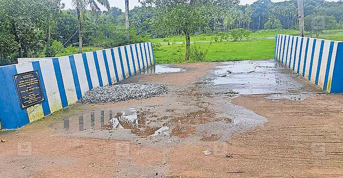kaniyankunnu-bridge ഇലകമൺ ഏലാതോടിനു കുറുകെ നിർമിച്ച കണിയാൻകുന്ന് പാലം. എതിർഭാഗത്ത് അപ്രോച്ച് റോഡ് നിർമാണം വൈകുന്ന സ്ഥിതിയാണ്.