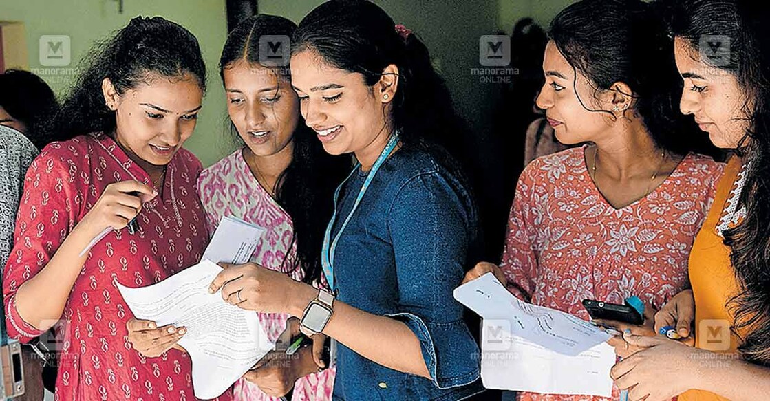 thiruvanathapuram-revaluation എംബിഎ മൂന്നാം സെമസ്റ്റർ പുനപരീക്ഷ എഴുതിയ ശേഷം പുറത്തിറങ്ങിയ വിദ്യാർഥികൾ. ചിത്രം മനോരമ