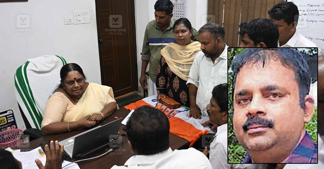 കൊഴുപ്പുനീക്കൽ ശസ്ത്രക്രിയയിലെ പിഴവിനെ തുടർന്ന് യുവതിയുടെ കൈവിരലുകൾ മുറിച്ചു മാറ്റേണ്ടി വന്ന സംഭവത്തിൽ യൂത്ത് കോൺഗ്രസ്, കോൺഗ്രസ് പ്രവർത്തകർ നടത്തിയ സമരത്തിന്റെ അവസാനം ഡിഎംഒ ഡോ.ബിന്ദു മോഹനുമായി ചർച്ച നടത്തുന്നു. ശസ്ത്രക്രിയ നടത്തിയ കഴക്കൂട്ടത്തെ സ്വകാര്യ സ്ഥാപനത്തിന്റെ ലൈസൻസ് സസ്‌പെൻഡ് ചെയ്യണം എന്ന് ആവശ്യപ്പെട്ടായിരുന്നു സമരം. (ഇൻസെറ്റിൽ അമൃതരാജ്)