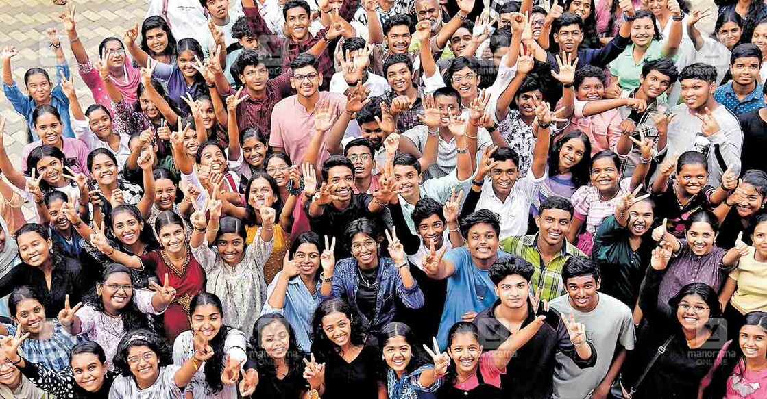thiruvanathapuram-students എസ്എസ്എൽസി പരീക്ഷയിൽ ഉന്നത വിജയം നേടിയ പട്ടം സെന്റ് മേരീസ് ഹയർ സെക്കൻഡറി സ്കൂളിലെ വിദ്യാർഥികളുടെ ആഹ്ലാദപ്രകടനം. ചിത്രം : മനോരമ
