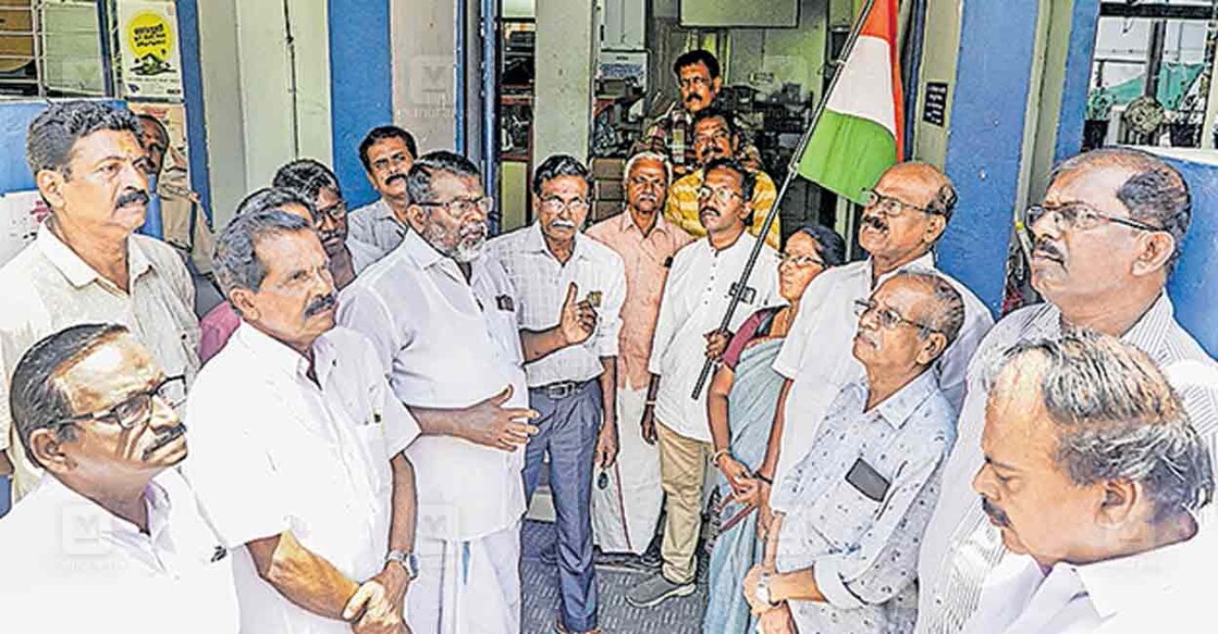 trivandrum-power-cut-issue1 ആനയറ– പേട്ട ഭാഗങ്ങളിലെ വൈദ്യുതി തകരാർ പരിഹരിക്കണമെന്നാവശ്യപ്പെട്ട് പേട്ട കെഎസ്ഇബി അസിസ്റ്റന്റ് എൻജിനീയറുടെ കാര്യാലയം കോൺഗ്രസ് പ്രവർത്തകർ ഉപരോധിച്ചപ്പോൾ.