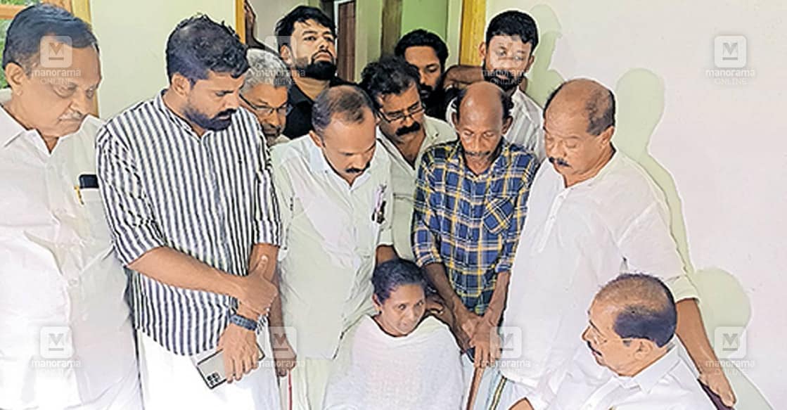 thiruvanathapuram-sunny-joseph മാലമോഷണക്കേസിൽ പൊലീസിന്റെ മാനസിക പീഡനത്തിന് ഇരയായ ആർ. ബിന്ദുവിന്റെ പനയമുട്ടത്തെ വസതിയിൽ കെപിസിസി പ്രസിഡന്റ് സണ്ണി ജോസഫ് സന്ദർശിച്ചപ്പോൾ