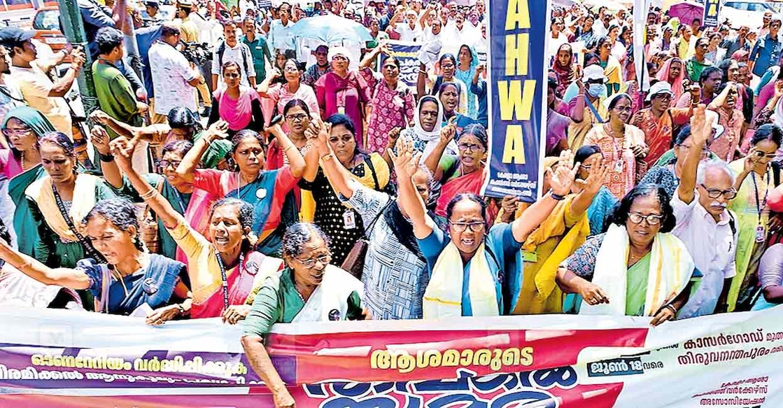 trivandrum-asha-worker-win തിരുവനന്തപുരത്ത് രാപകൽ സമരം നടത്തുന്ന കേരള ആശാ ഹെൽത്ത് വർക്കേഴ്സ് അസോസിയേഷൻ സംഘടിപ്പിച്ച കേരള യാത്രയുടെ സമാപനം മഹാറാലിയായി സെക്രട്ടേറിയറ്റിനു മുന്നിലേക്കെത്തുന്നു. ചിത്രം: മനോരമ