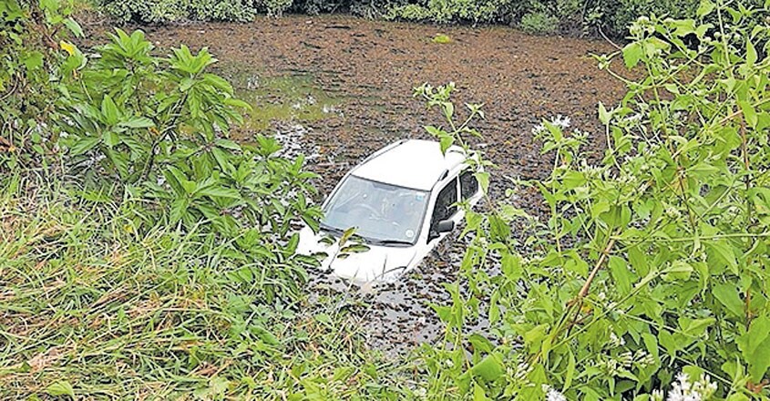 കാർ കുളത്തിലേക്ക് മറിഞ്ഞു; അച്ഛനും മകളും രക്ഷപ്പെട്ടു