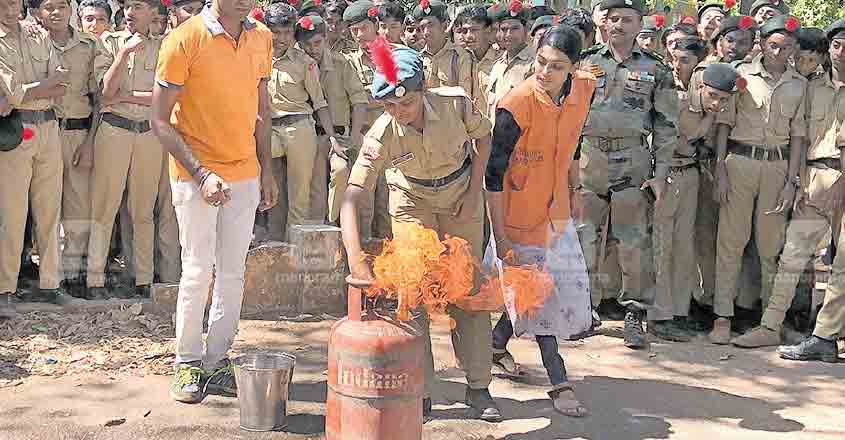 thrissur-training-for-controlling-gas-cylinder-fire thrissur-training-for-controlling-gas-cylinder-fire