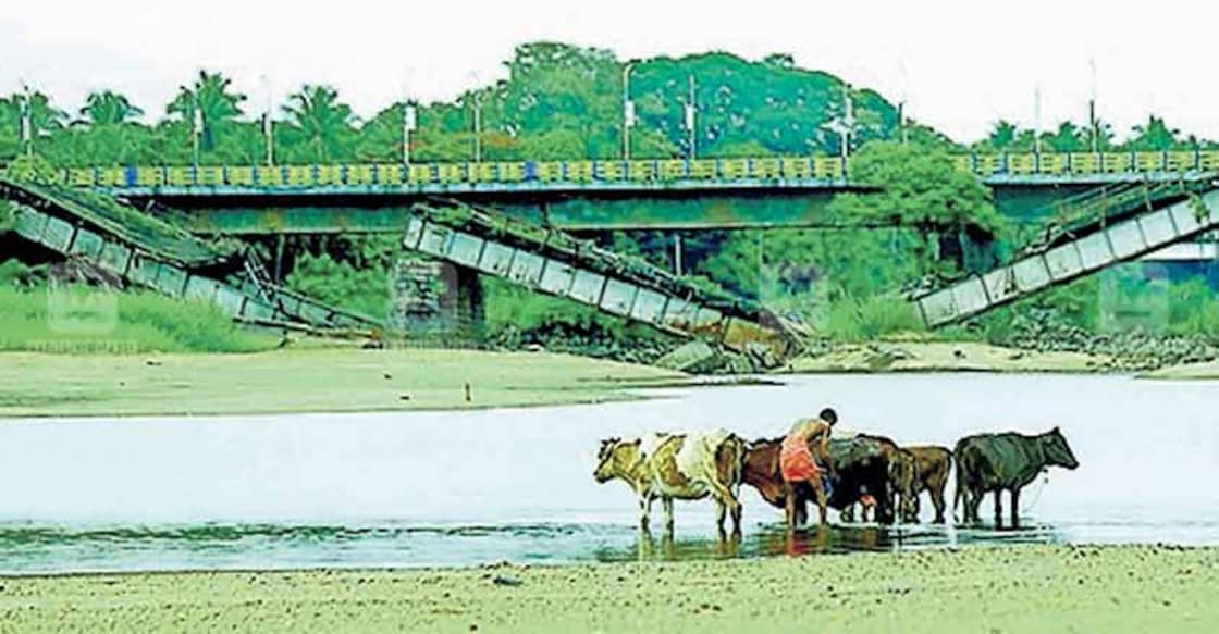 നിലംപൊത്താറായി നിൽക്കുന്ന പഴയ കൊച്ചിൻ പാലവും, പിറകിൽ പുതിയ പാലവും. നിലംപൊത്താറായി നിൽക്കുന്ന പഴയ കൊച്ചിൻ പാലവും, പിറകിൽ പുതിയ പാലവും.