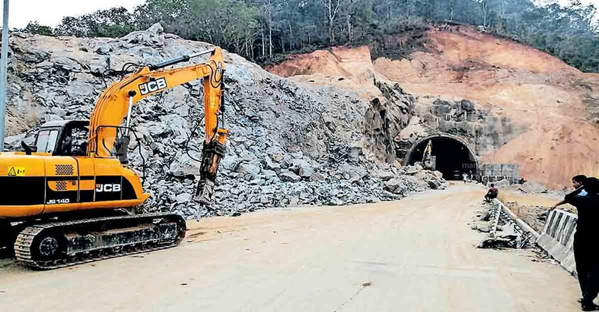 കുതിരാൻ തുരങ്കത്തിന്റെ കിഴക്കേ ഗുഹാമുഖത്തു സമീപം പാറക്കെട്ടുകൾ പൊട്ടിക്കുന്നു. കുതിരാൻ തുരങ്കത്തിന്റെ കിഴക്കേ ഗുഹാമുഖത്തു സമീപം പാറക്കെട്ടുകൾ പൊട്ടിക്കുന്നു.