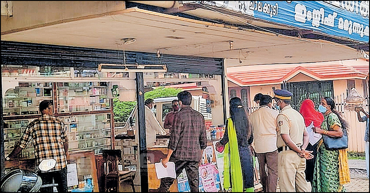 ചാലക്കുടി നഗരസഭ അടപ്പിച്ച ഷോപ്പ് തുറന്നു; വീണ്ടും അടപ്പിച്ചു