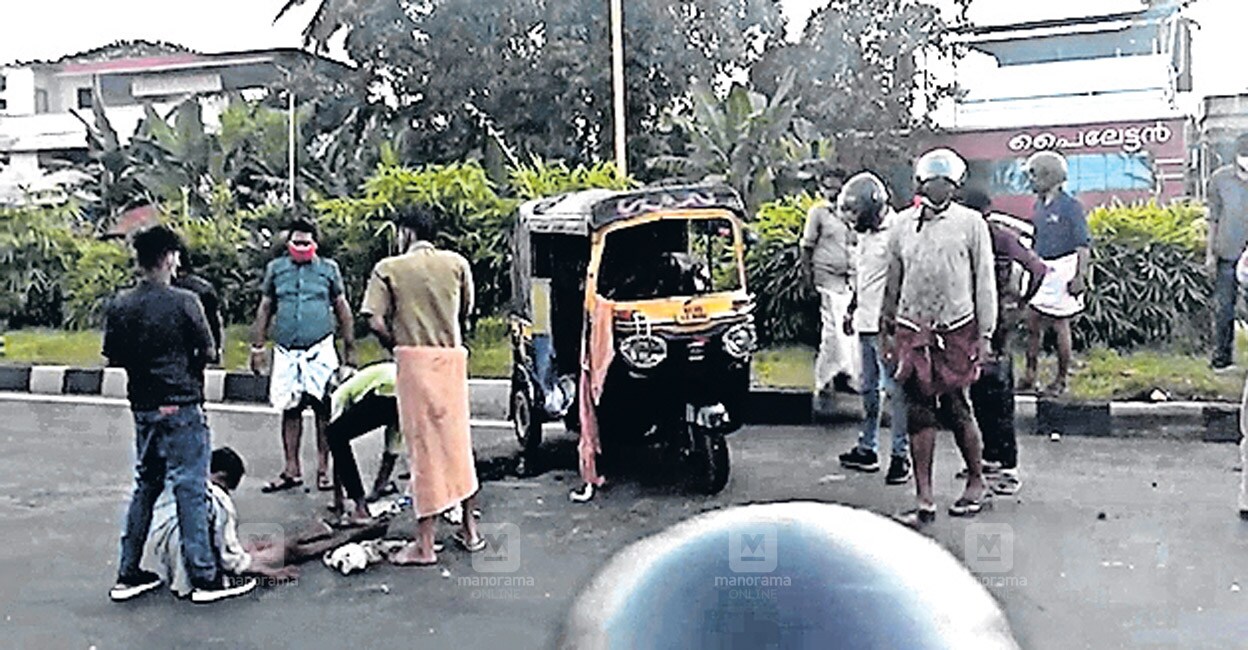 ഓട്ടോറിക്ഷ മറിഞ്ഞ് 3 പേർക്ക് പരുക്ക്