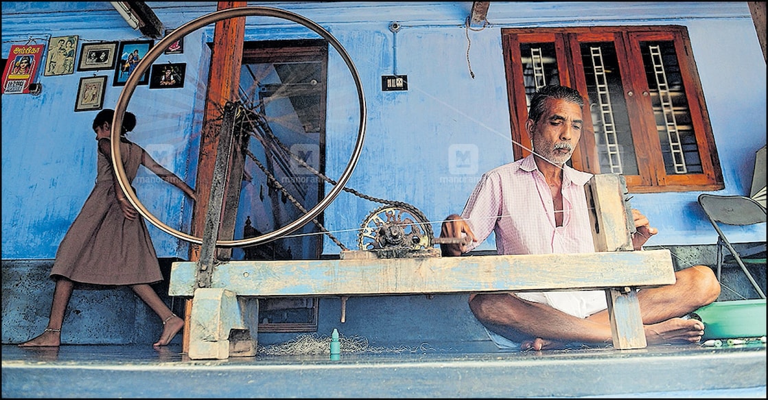 കുത്താമ്പുള്ളി തെരുവിലെ നെയ്ത്തുകാരൻ സുബ്രമണി സുററ്റിൽ നിന്നുള്ള കസവ് നൂൽ നെയ്യാനായി ചുറ്റിയെടുക്കുന്നു. ചിത്രം : റസൽ ഷാഹുൽ ∙ മനോരമ കുത്താമ്പുള്ളി തെരുവിലെ നെയ്ത്തുകാരൻ സുബ്രമണി സുററ്റിൽ നിന്നുള്ള കസവ് നൂൽ നെയ്യാനായി ചുറ്റിയെടുക്കുന്നു. ചിത്രം : റസൽ ഷാഹുൽ ∙ മനോരമ