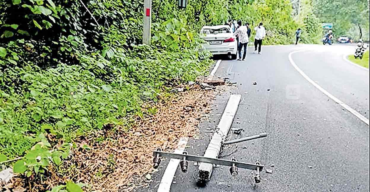 തുമ്പൂർമുഴിയിൽ കാറിടിച്ച് വൈദ്യുതക്കാൽ തകർന്നു | Thrissur News | തൃശൂ